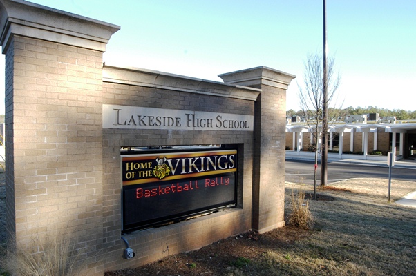 LakesideHighSchoolSign