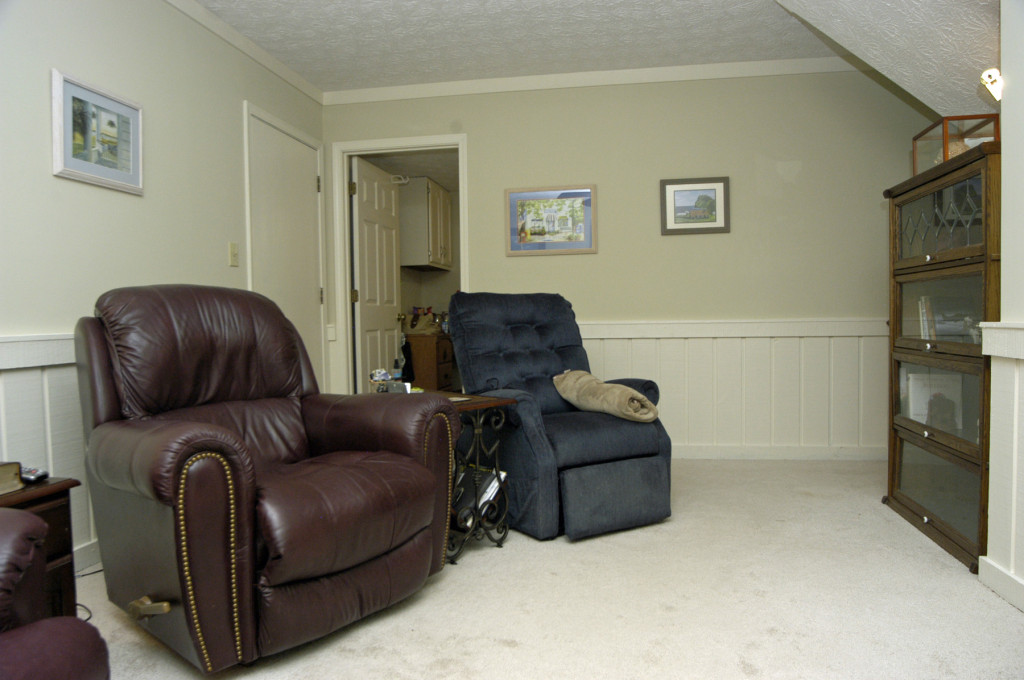 19. 3226 Valaire Drive Family Room 1_edited-1