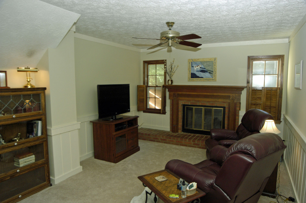 5. 3226 Valaire Drive Family Room 3_edited-1