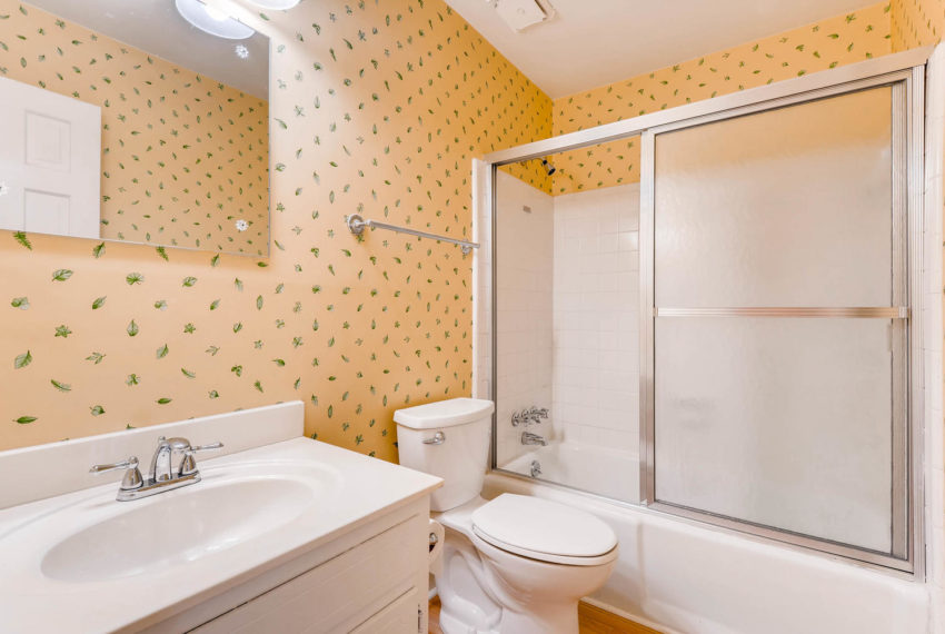 2556 midvale Forest Drive-large-020-19-Bathroom-1499x1000-72dpi