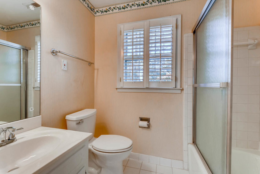 2556 midvale Forest Drive-large-032-42-2nd Floor Bathroom-1499x1000-72dpi