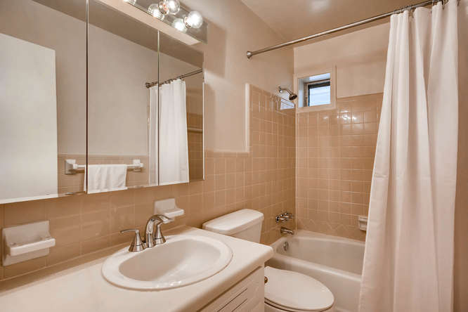2882 Greenbush Place NE-small-025-15-2nd Floor Bathroom-666x445-72dpi