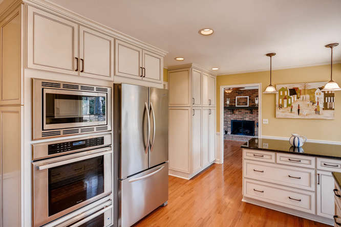 2548 Midvale Forest Drive-small-013-12-Kitchen-666x445-72dpi