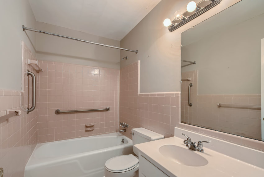 2672 Langland Ct NE Atlanta GA - Web Quality - 031 - 33 2nd Floor Bathroom