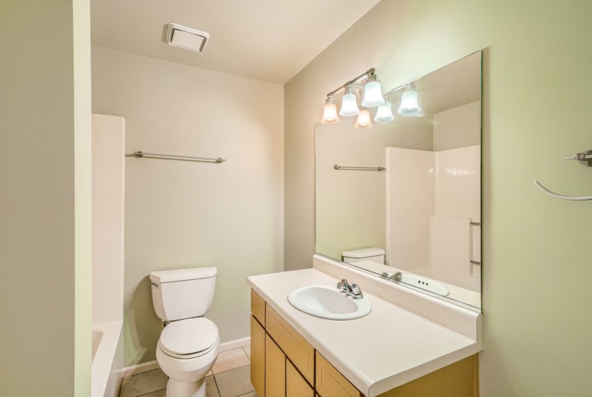 2046 Deren Way NE Atlanta GA - Web Quality - 031 - 38 2nd Floor Bathroom