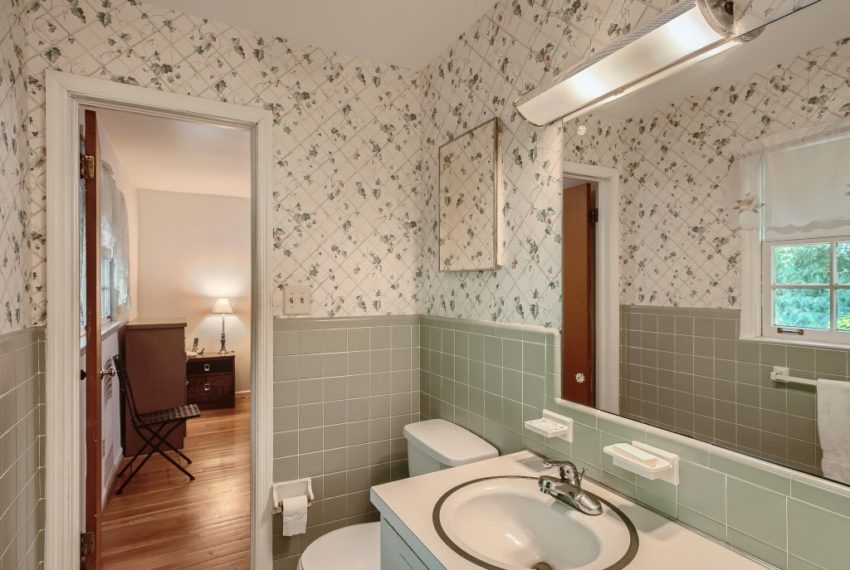 2583 Varner Drive Atlanta GA - MLS Sized - 020 - 26 2nd Floor Primary Bathroom