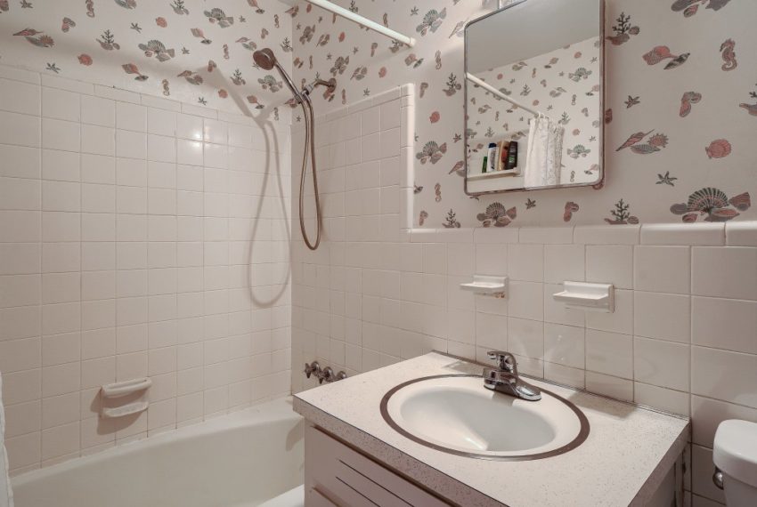 2583 Varner Drive Atlanta GA - MLS Sized - 023 - 29 2nd Floor Bathroom