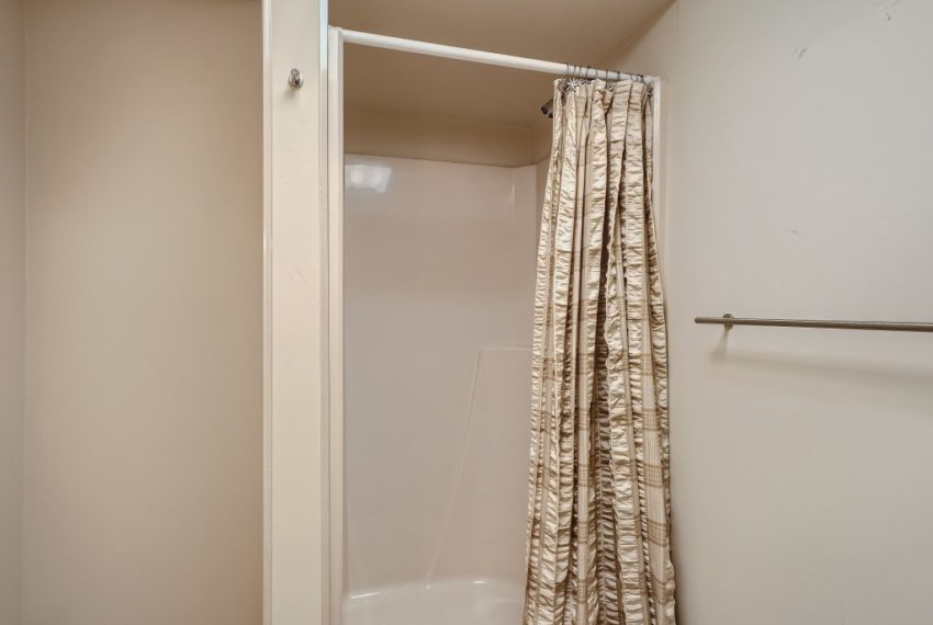 1670 Crestline Dr NE Atlanta GA - MLS Sized - 030 - 35 Lower Level Bathroom
