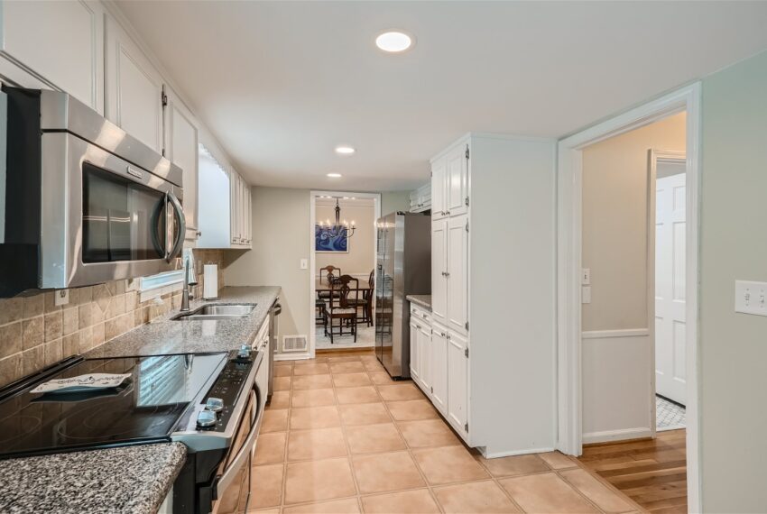 2456 Helmsdale Drive NE - Web Quality - 009 - 15 Kitchen