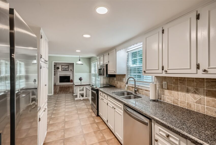 2456 Helmsdale Drive NE - Web Quality - 010 - 16 Kitchen