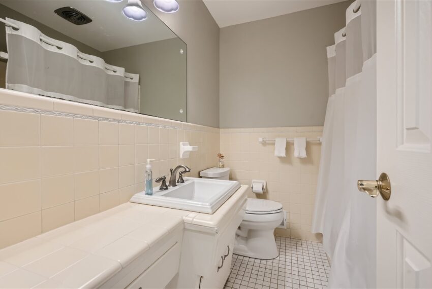 2569 Echo Hills Circle NE - Web Quality - 024 - 51 2nd Floor Bathroom