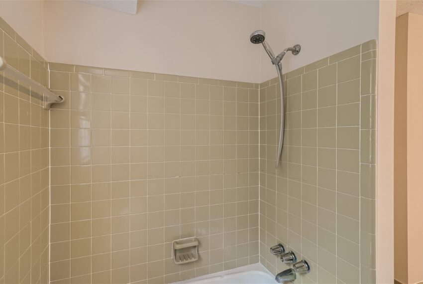 5560 Rosser Rd - Web Quality - 023 - 25 2nd Floor Bathroom