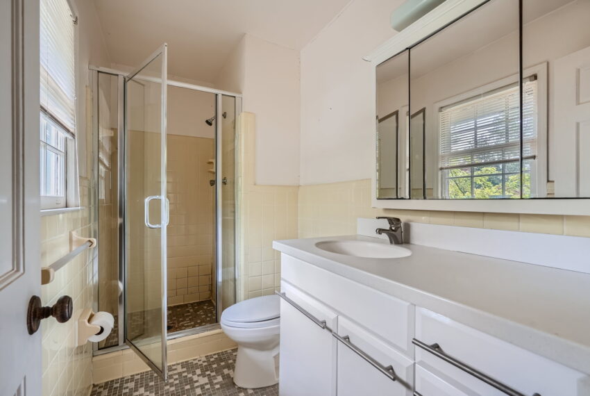 2255 Shasta Way NE - Web Quality - 020 - 34 2nd Floor Primary Bathroom
