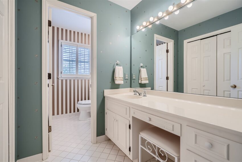 2745 Northbrook Drive - Web Quality - 029 - 54 2nd Floor Bathroom
