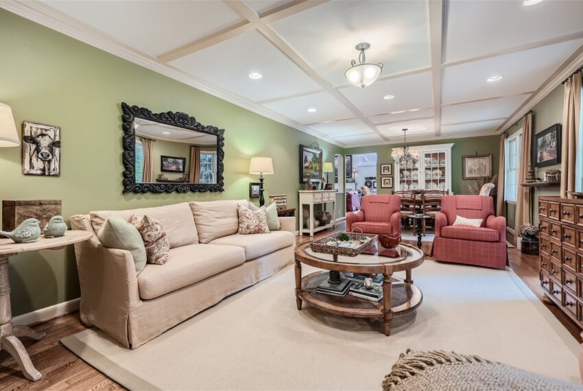 2103 Oakawana Rd NE - Web Quality - 014 - 20 Living Room