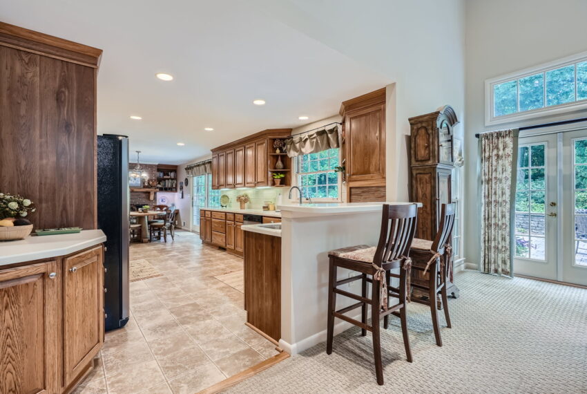 2103 Oakawana Rd NE - Web Quality - 017 - 26 Kitchen