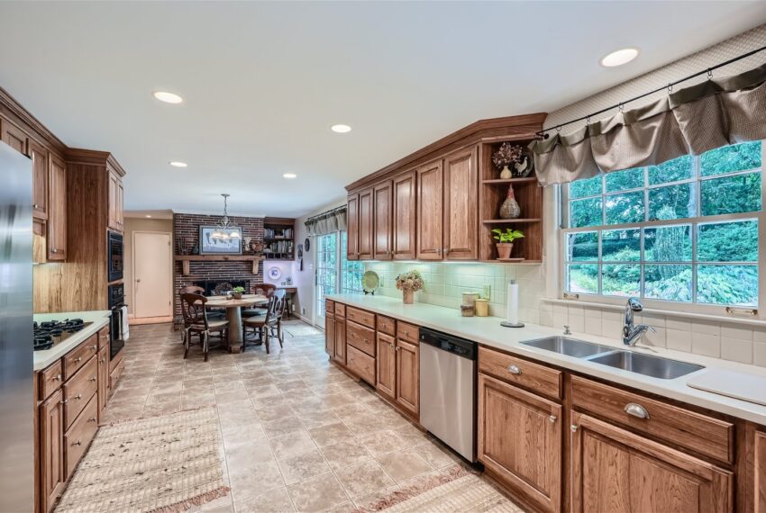 2103 Oakawana Rd NE - Web Quality - 018 - 27 Kitchen