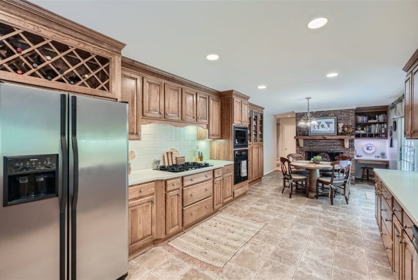 2103 Oakawana Rd NE - Web Quality - 019 - 28 Kitchen