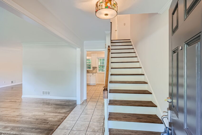 3943 tipperary Trail - Web Quality - 004 - 09 Foyer