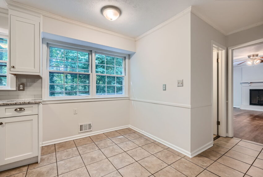 3943 tipperary Trail - Web Quality - 012 - 28 Breakfast Area