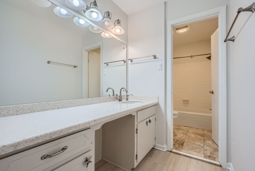 3943 tipperary Trail - Web Quality - 023 - 48 2nd Floor Bathroom