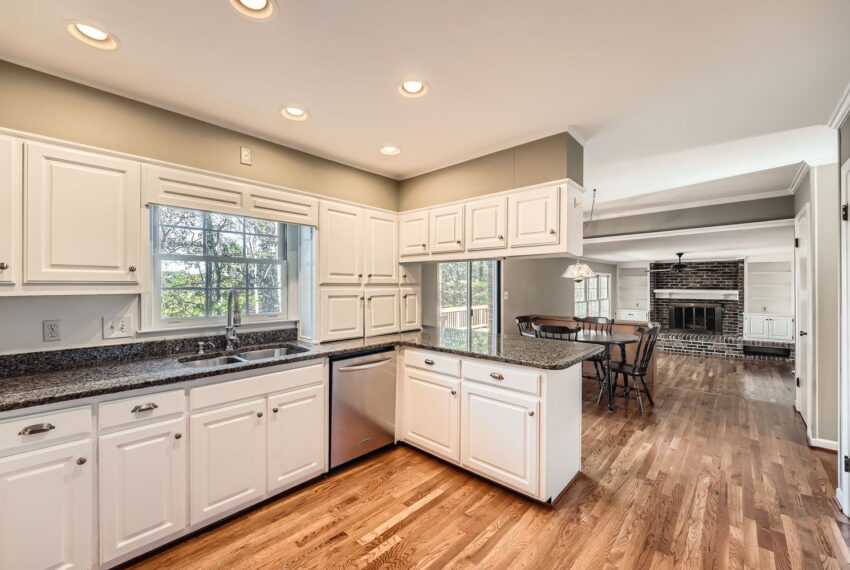 2958 Applewood Ct NE - Web Quality - 008 - 08 Kitchen