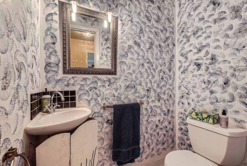 2760 Esquire Way - Web Quality - 010 - 12 Powder Room