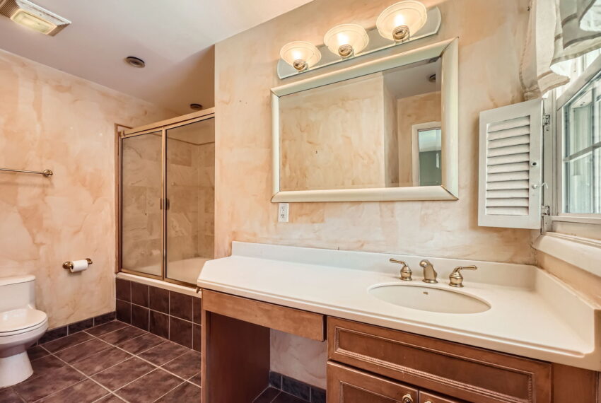 2760 Esquire Way - Web Quality - 013 - 15 Primary Bathroom