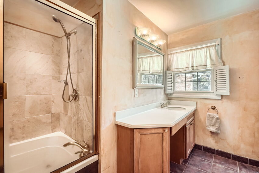 2760 Esquire Way - Web Quality - 015 - 17 Primary Bathroom