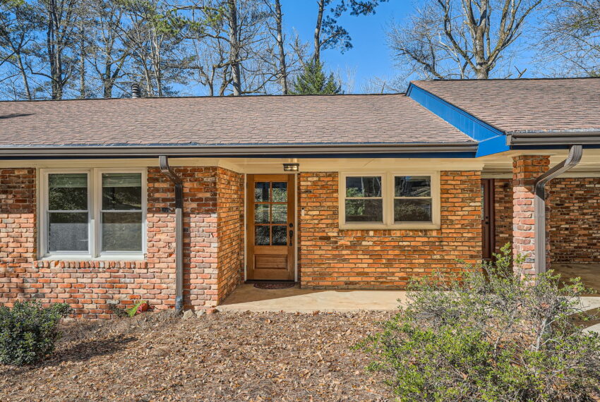 2328 Melinda Dr NE - Web Quality - 005 - 07 Exterior Front Entry