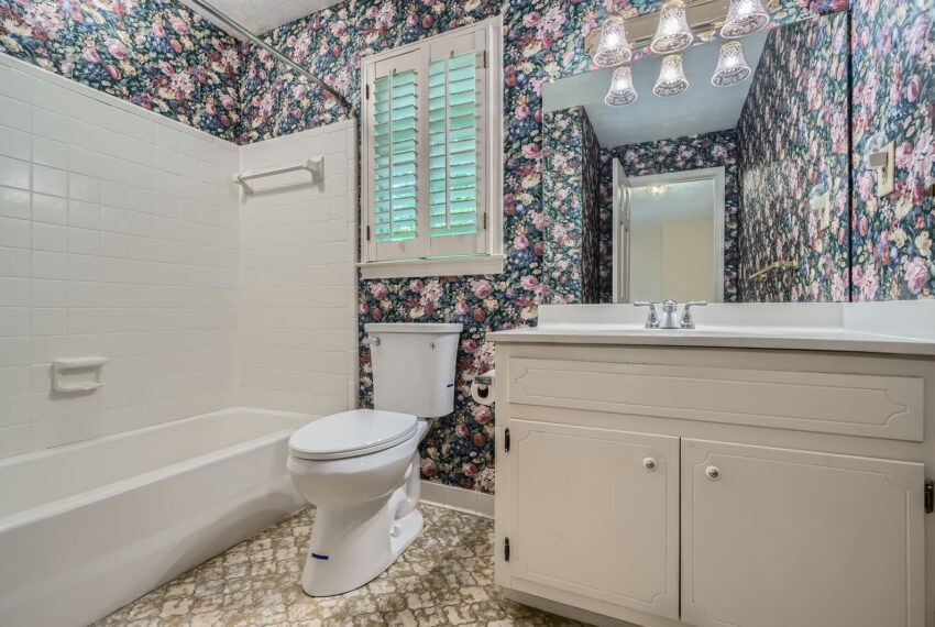 2034 Starfire Dr NE - Web Quality - 029 - 43 2nd Floor Bathroom