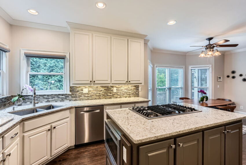 2676 Varner Dr NE - Web Quality - 021 - 22 Kitchen