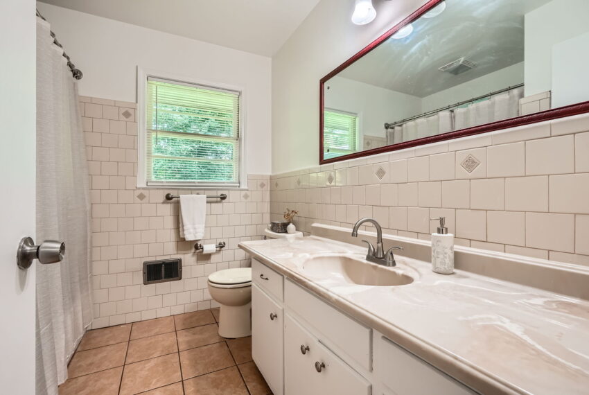 3140 Randolph Rd NE - Web Quality - 028 - 41 Bathroom
