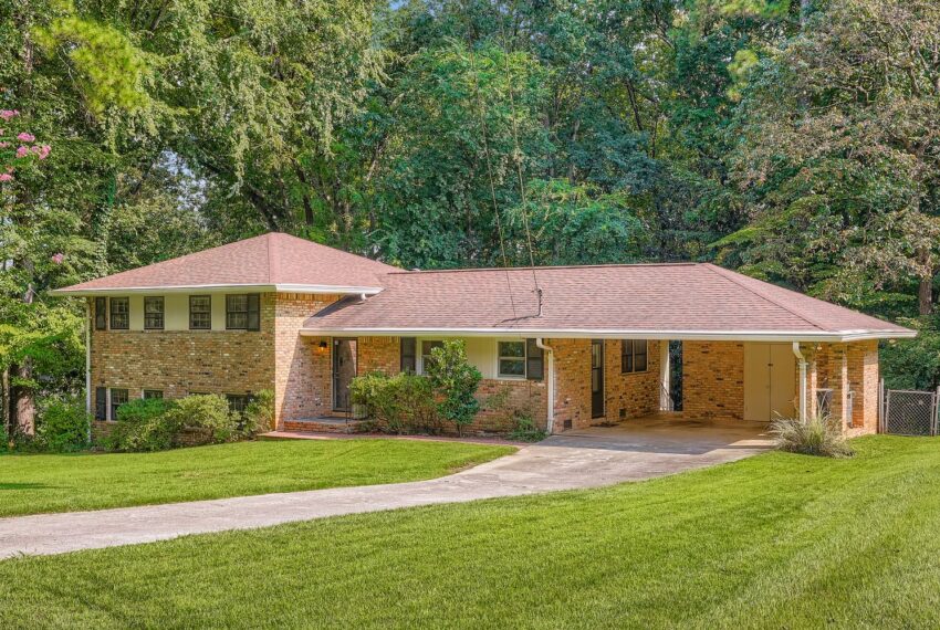 2457 Sunset Drive NE - Web Quality - 004 - 06 Exterior Front