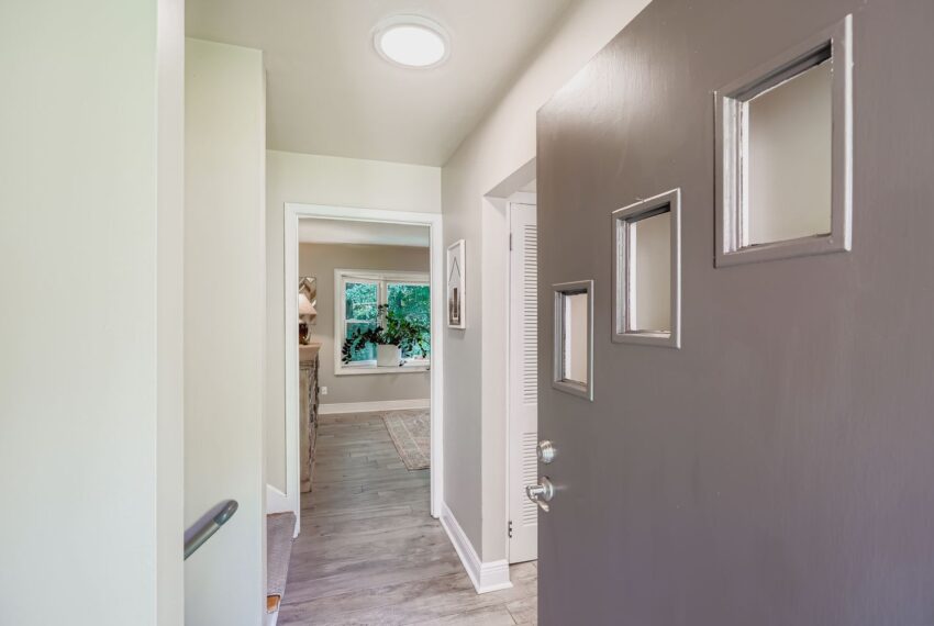 2457 Sunset Drive NE - Web Quality - 007 - 08 Foyer