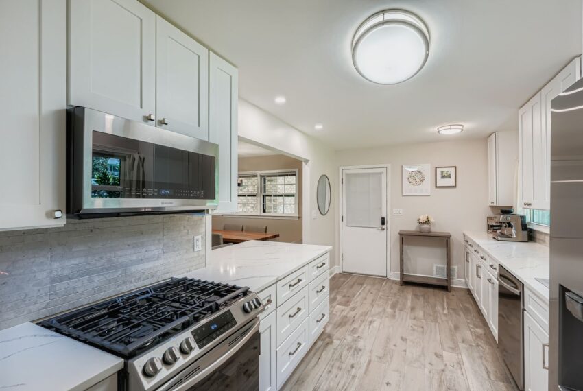 2457 Sunset Drive NE - Web Quality - 022 - 28 Kitchen