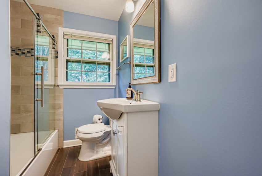 2457 Sunset Drive NE - Web Quality - 032 - 42 2nd Floor Bathroom