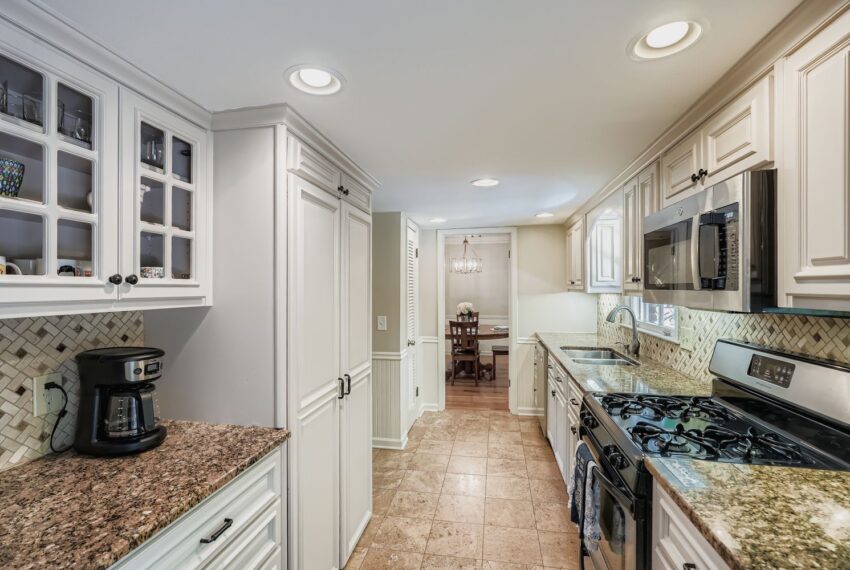 2834 Evans Woods Drive - Web Quality - 011 - 22 Kitchen