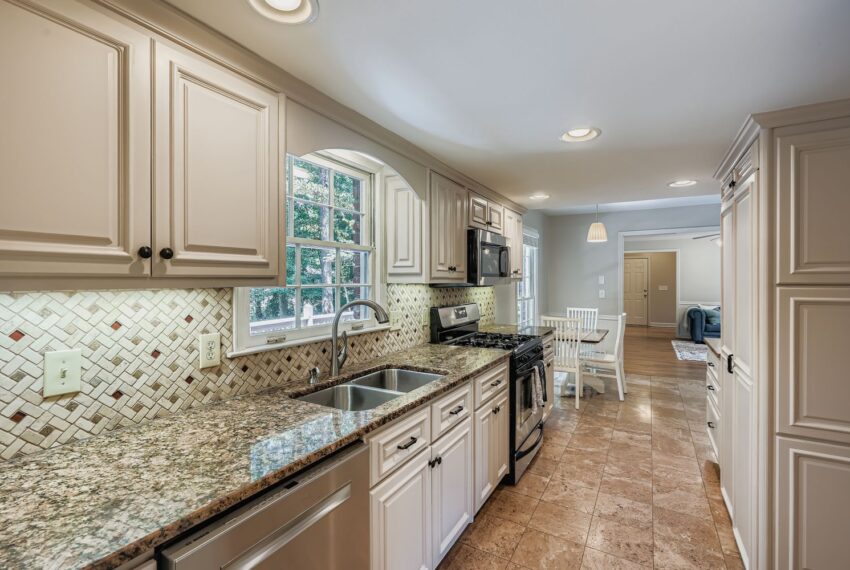 2834 Evans Woods Drive - Web Quality - 012 - 23 Kitchen