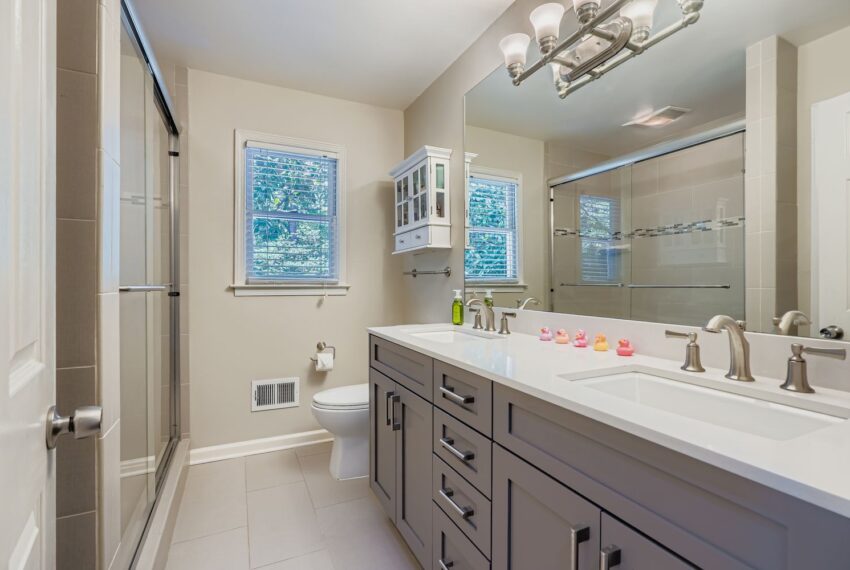 2834 Evans Woods Drive - Web Quality - 024 - 52 2nd Floor Bathroom