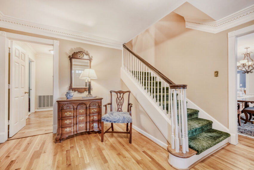 2108 Forestglade Dr - Web Quality - 008 - 04 Foyer