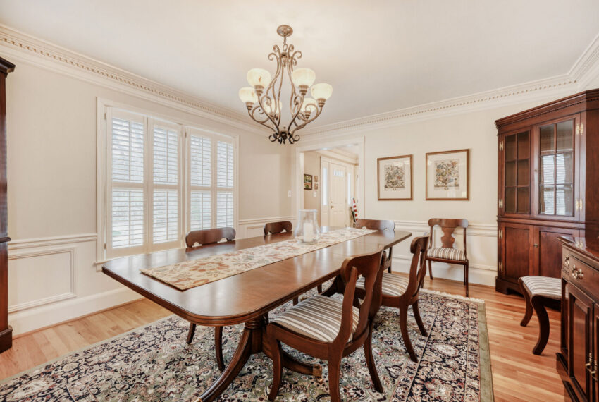2108 Forestglade Dr - Web Quality - 013 - 09 Dining Room
