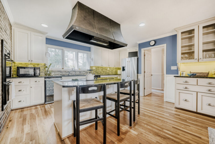 2108 Forestglade Dr - Web Quality - 016 - 12 Kitchen