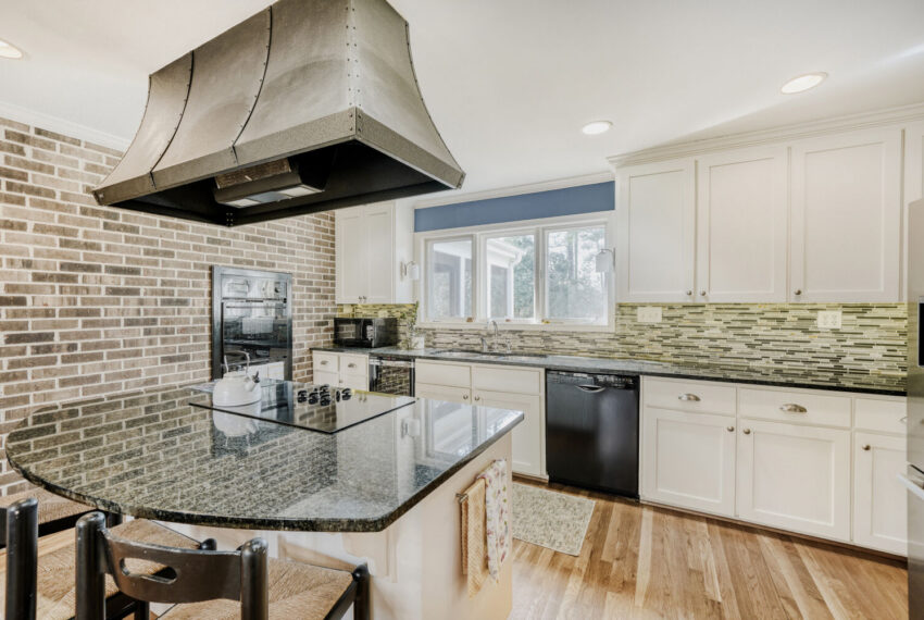 2108 Forestglade Dr - Web Quality - 018 - 14 Kitchen