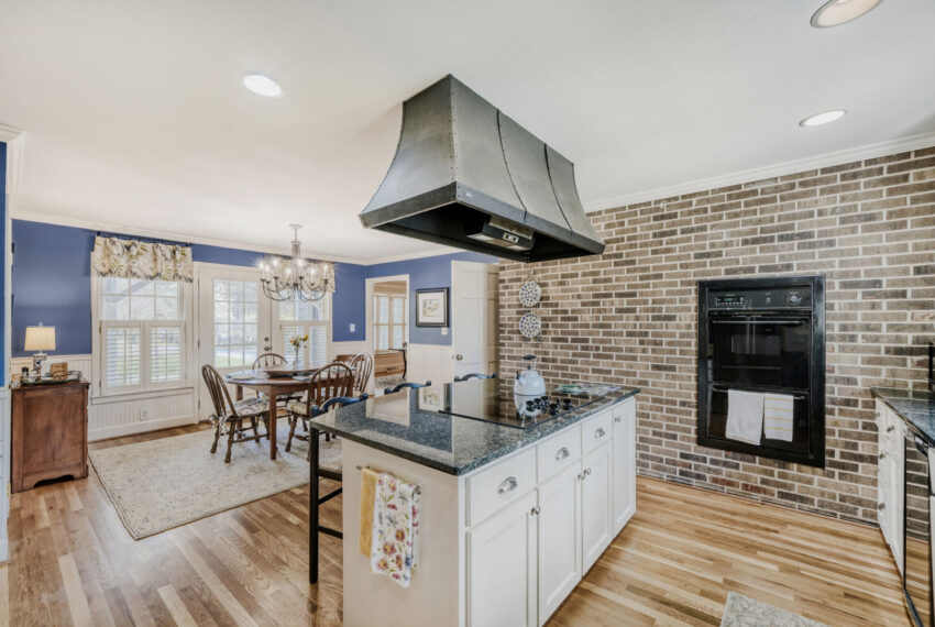 2108 Forestglade Dr - Web Quality - 019 - 15 Kitchen