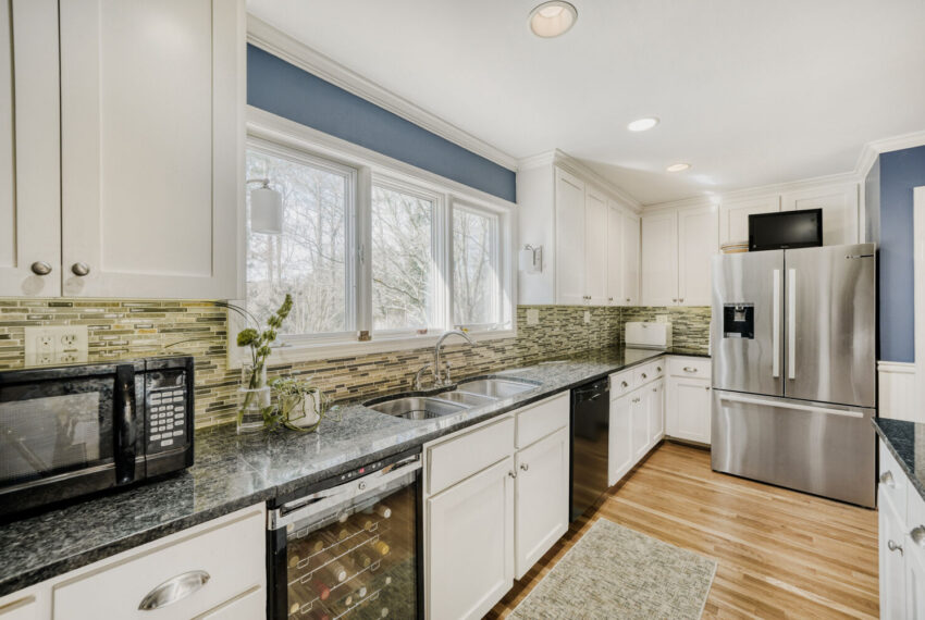 2108 Forestglade Dr - Web Quality - 020 - 16 Kitchen