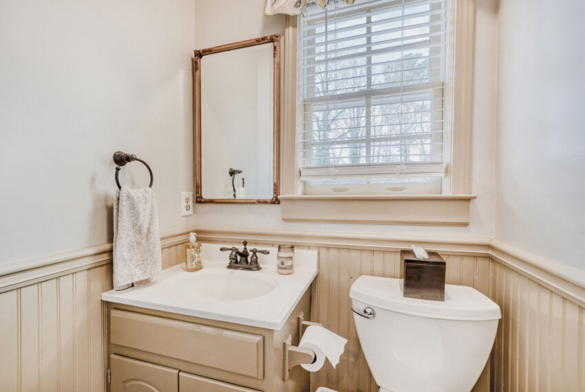 2108 Forestglade Dr - Web Quality - 022 - 18 Powder Room