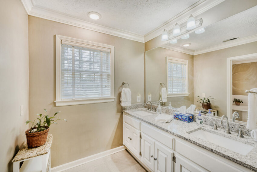 2108 Forestglade Dr - Web Quality - 030 - 26 Primary Bathroom
