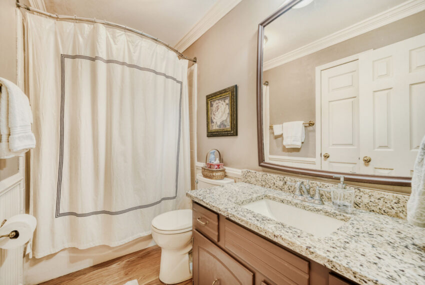 2108 Forestglade Dr - Web Quality - 034 - 30 Bathroom