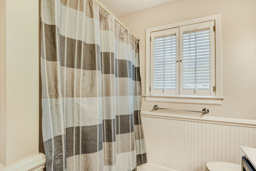 2108 Forestglade Dr - Web Quality - 035 - 31 Bathroom